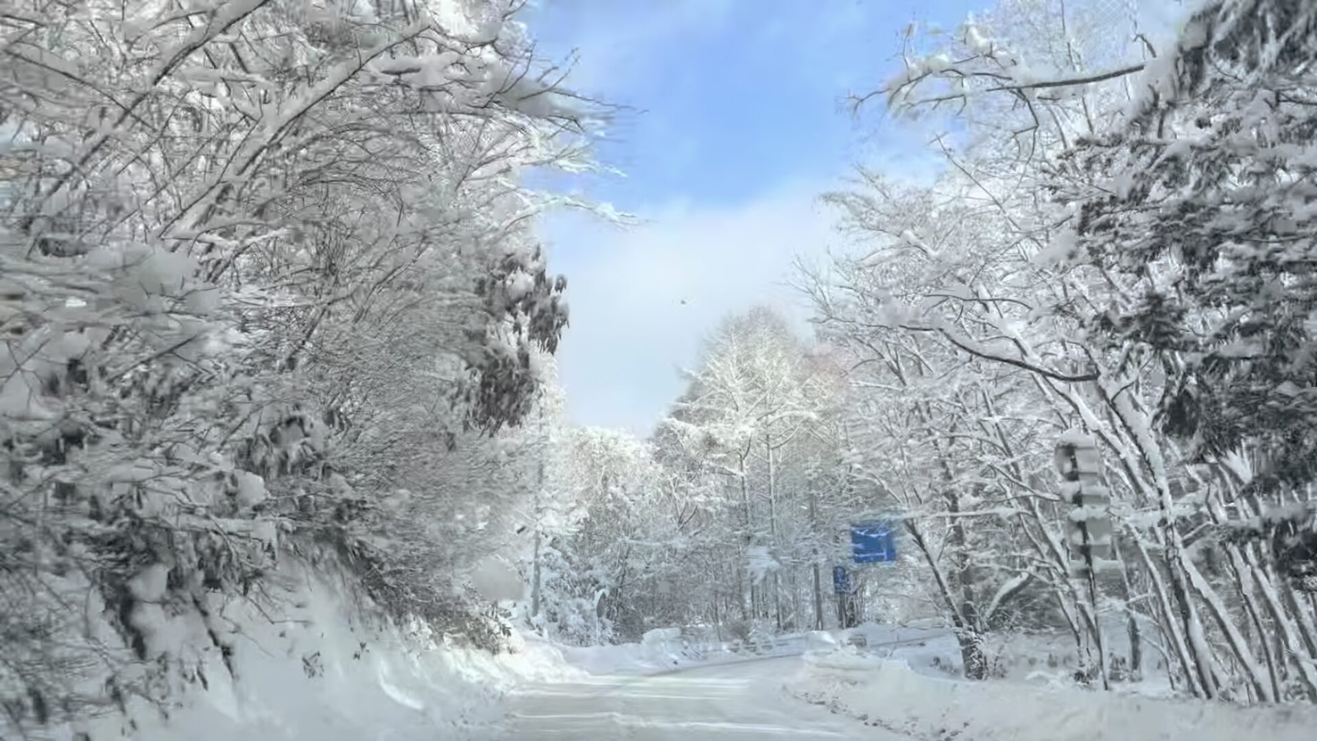 壁のような積雪の峠道
